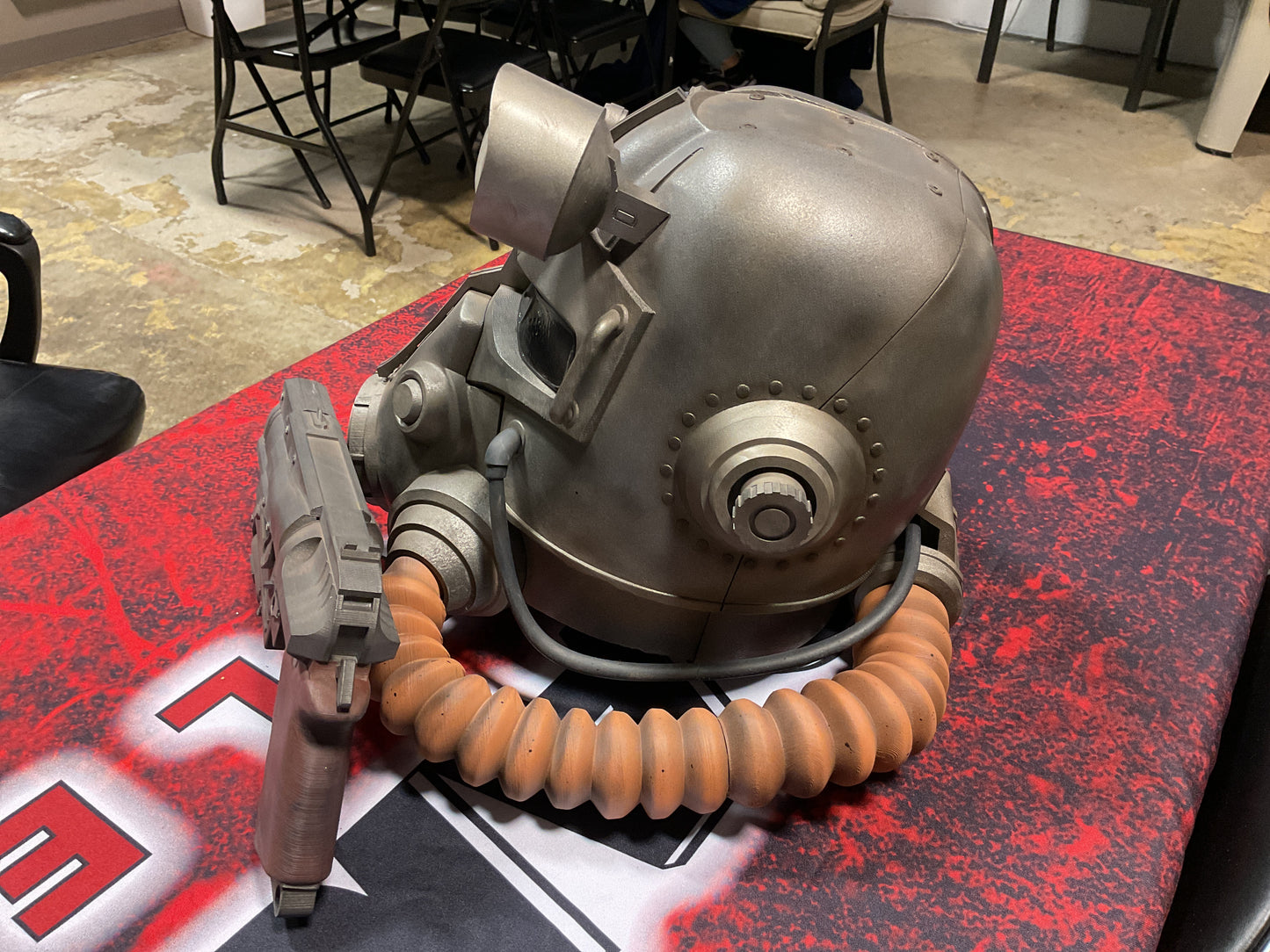 FALLOUT LIGHTED HELMET AND GUN