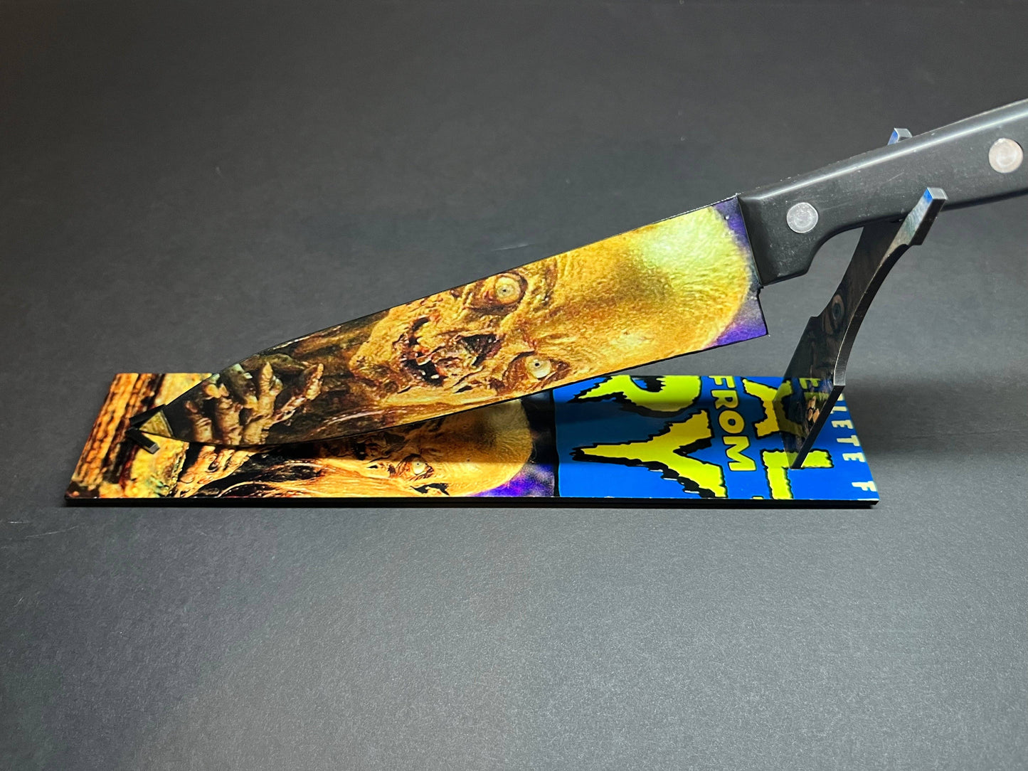 Tales From The Crypt Kitchen Knife With Sublimated Stand