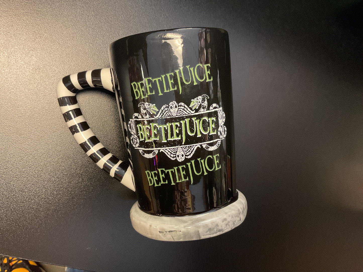 MUG - HERE LIES BEETLEJUICE 20 OZ