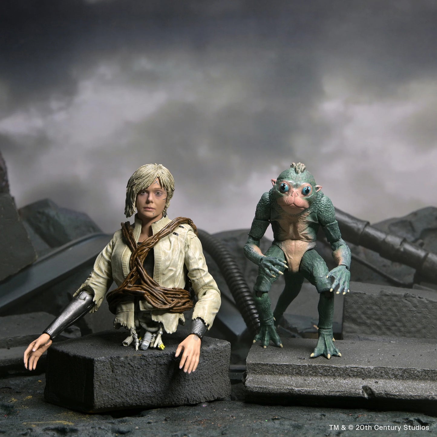 Predator: Badlands - Ultimate Thia & Bud 7" Scale Action Figures (PRE-ORDER)