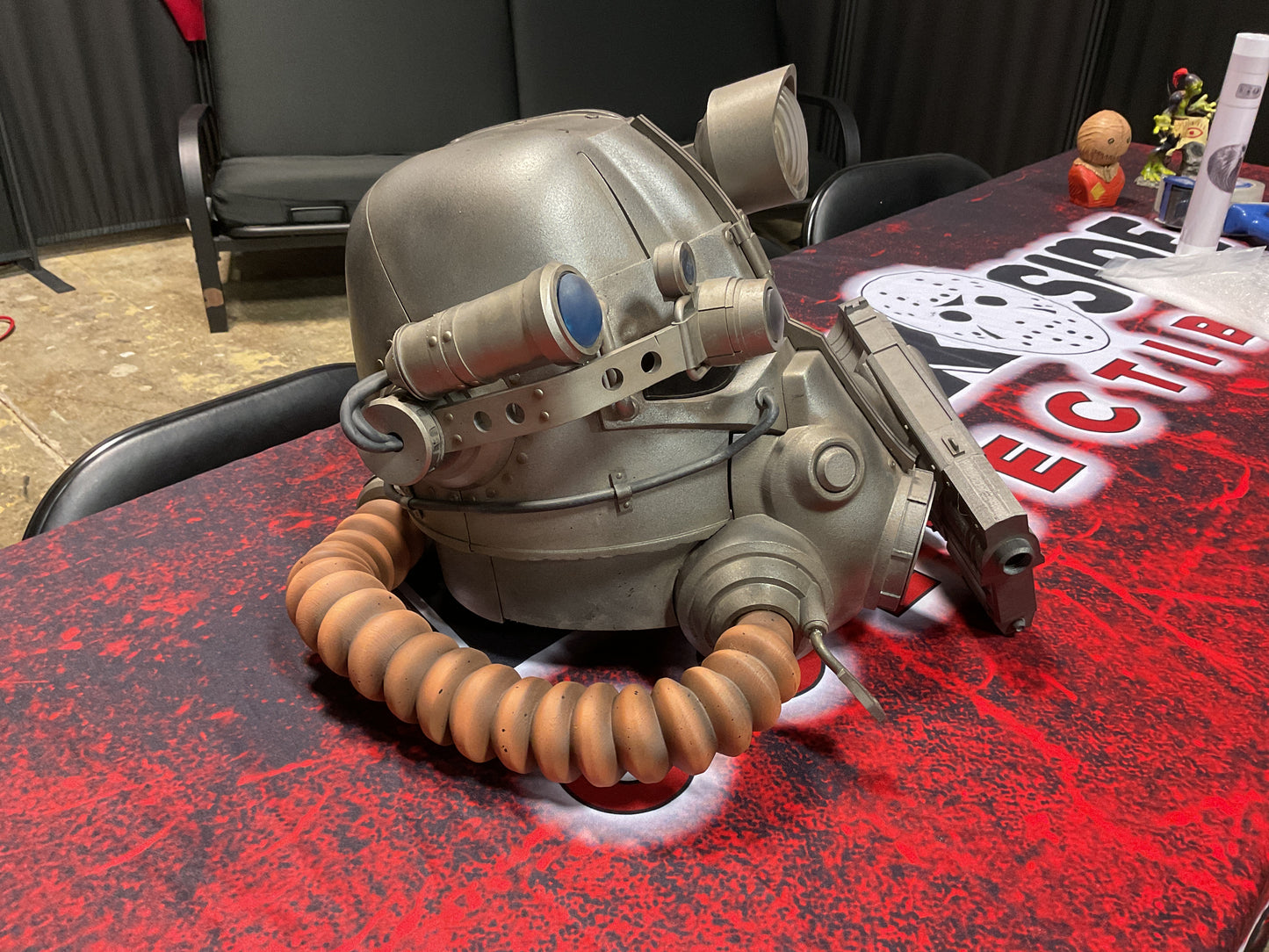 FALLOUT LIGHTED HELMET AND GUN