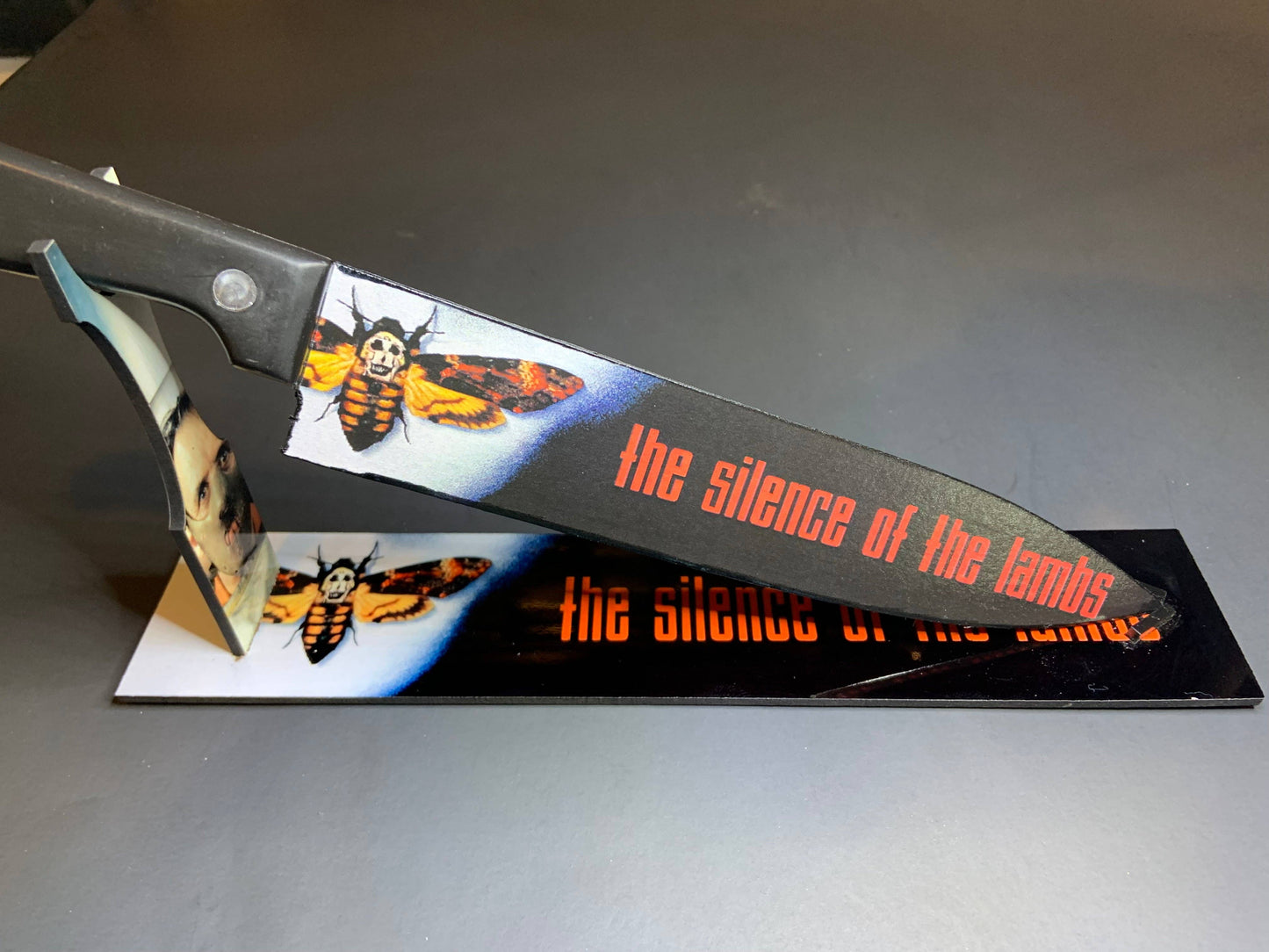 KNIFE - Silence Of The Lambs Knife Set With Sublimated Stand