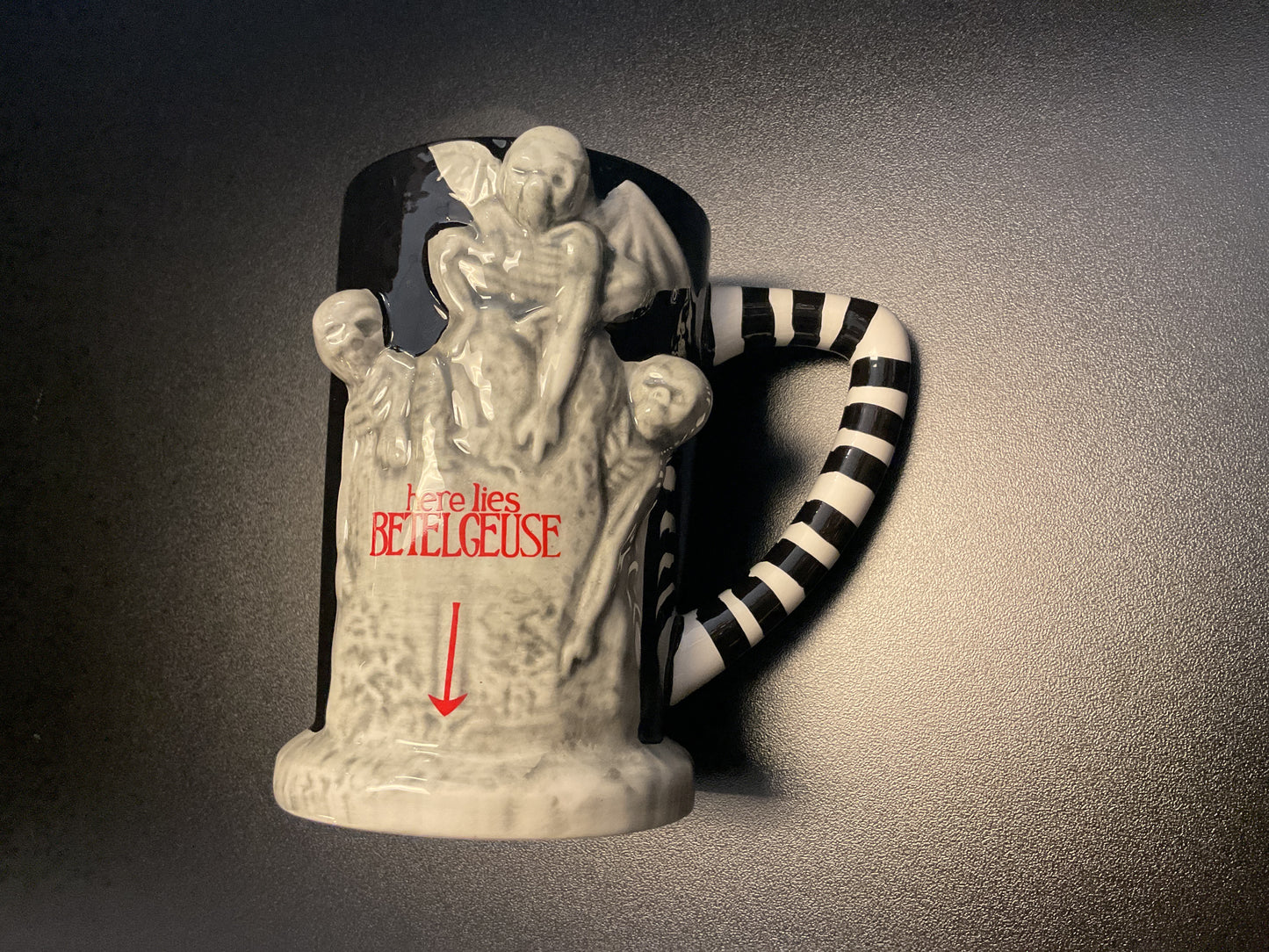 MUG - HERE LIES BEETLEJUICE 20 OZ