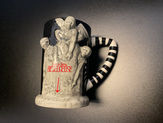 MUG - HERE LIES BEETLEJUICE 20 OZ