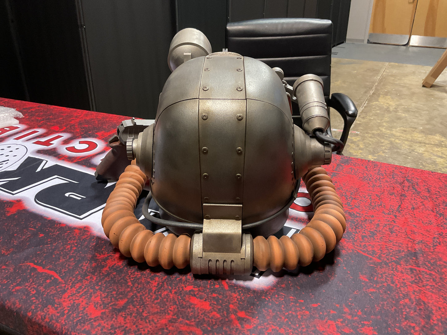 FALLOUT LIGHTED HELMET AND GUN