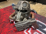 FALLOUT LIGHTED HELMET AND GUN